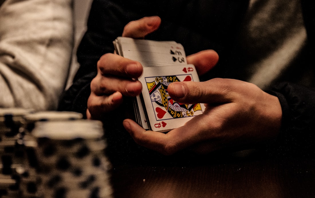 Kartu king poker tergeletak di meja